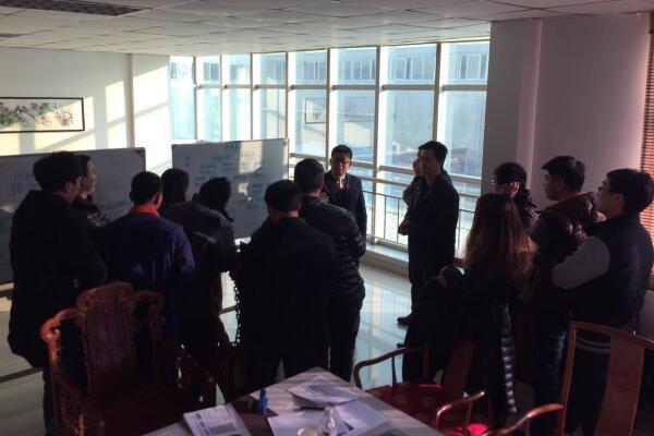 金學俊帶領(lǐng)大家討論精益生產(chǎn)推進戰(zhàn)略