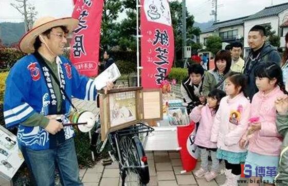 紙芝居板現(xiàn)場演示給孩子們看 紙芝居板現(xiàn)場演示